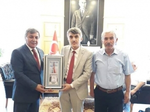 Başkan Arif Teke Rektör Prof.dr. Kazım Uysal’a El Yapımı Tablo Hediye Etti