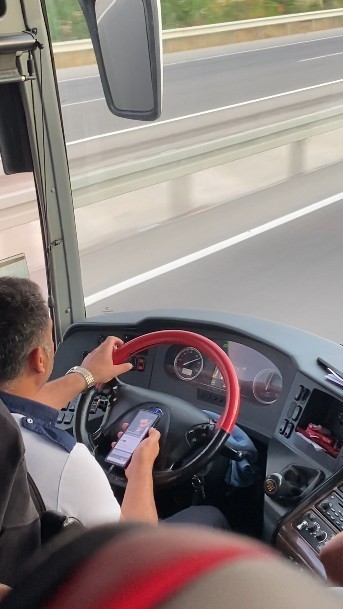 yolcu-otobusu-soforunun-seyir-halindeyken-muzik-keyfi-yolcu-kamerasinda