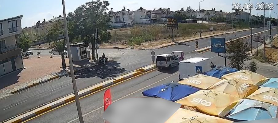 antalya-da-hafif-ticari-aracla-carpisan-3-tekerlekli-motosikletin-surucusu-yaralandi