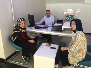 Ağlayarak Geldi Gülerek Ayrıldı