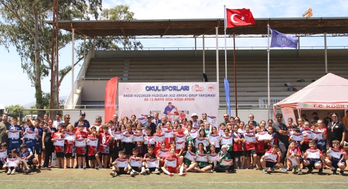 kosk-te-ragbi-kucukler-grup-yarismalarinda-takimlar-madalyalarina-kavustu