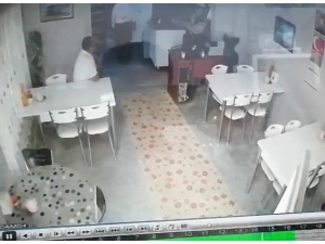 Depremi Hisseden Vatandaş Restorandan Panikle Dışarıya Koştu