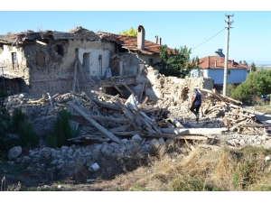 Sarsıntılara Yenik Düşen Ev Adeta Yerle Bir Oldu