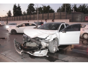 Kırmızı Işık İhlali Kazaya Neden Oldu: 3 Yaralı