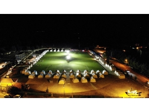 Depremzedeleri İlk Geceyi Çadır Kentte Geçiriyor