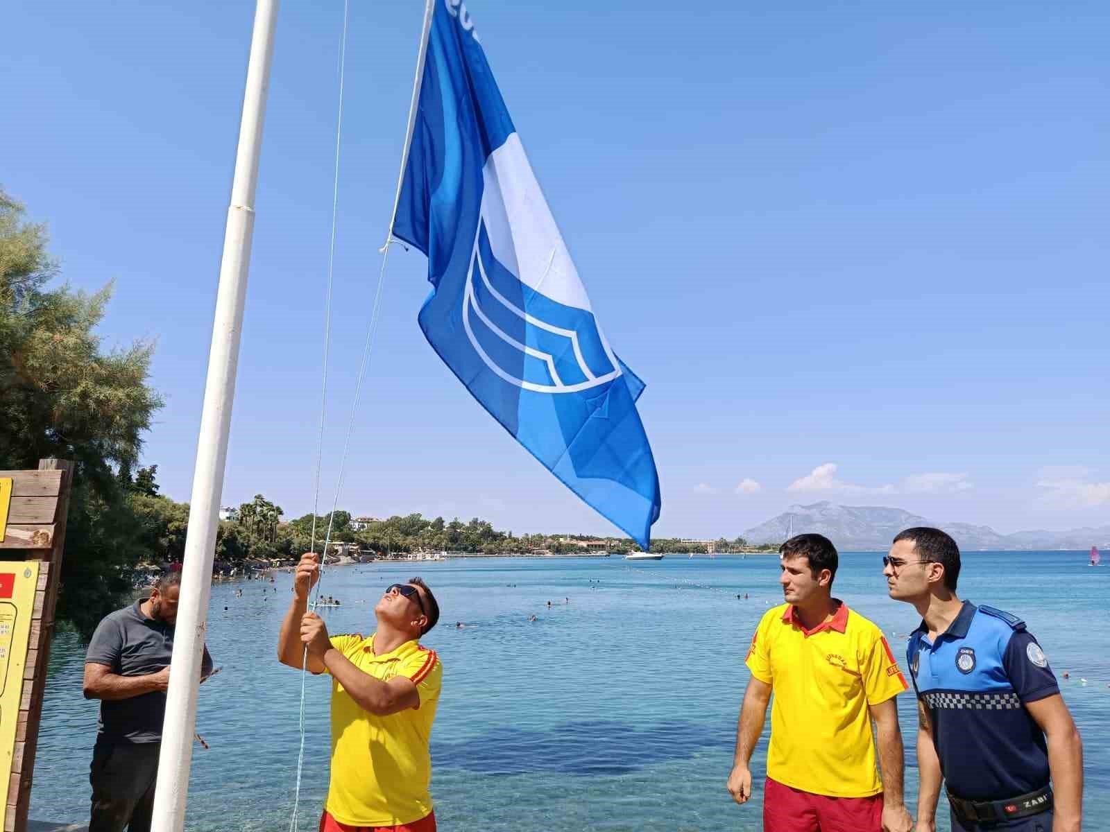 hastanealti-plaji-nda-mavi-bayrak-yeniden-gonderde