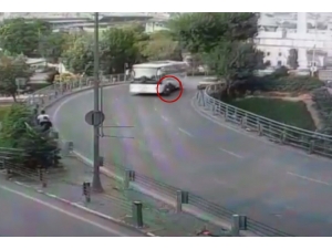 İstanbul’da Motosikletlinin Ölümden Döndüğü An Kamerada