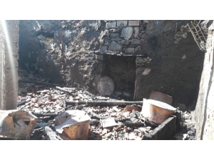 Evde Çıkan Yangında 4 Ton Buğday Küle Döndü