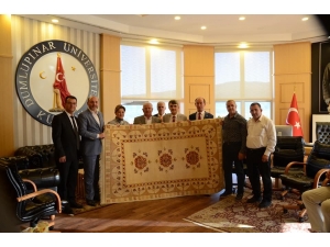 Rektör Kazım Uysal’a El Dokuması Halı Hediye Edildi