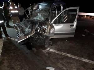 Tır İle Hafif Ticari Araç Kafa Kafaya Çarpıştı: 1 Ölü 1 Yaralı