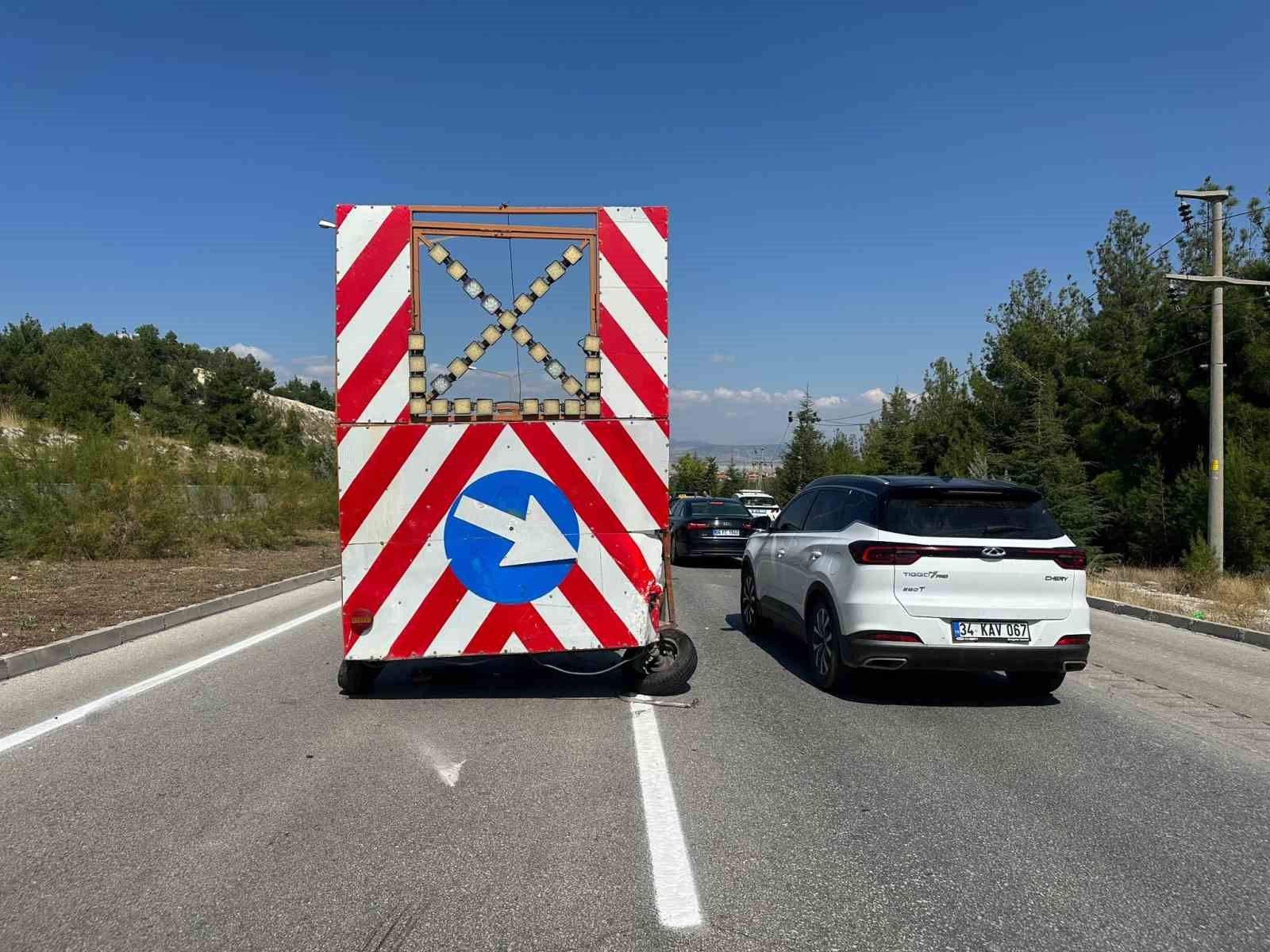 burdur-da-ticari-taksi-trafik-yonlendirme-romorkuna-carpti-1-yarali