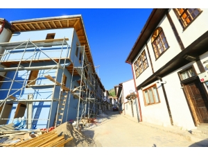 Cadde Ve Kaldırımlar Geleneksel Dokuya Uygun Şekilde Yenilendi