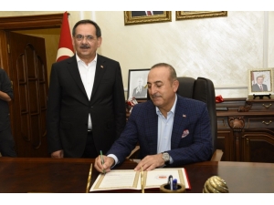 Bakan Çavuşoğlu’ndan Başkan Demir’e Övgü