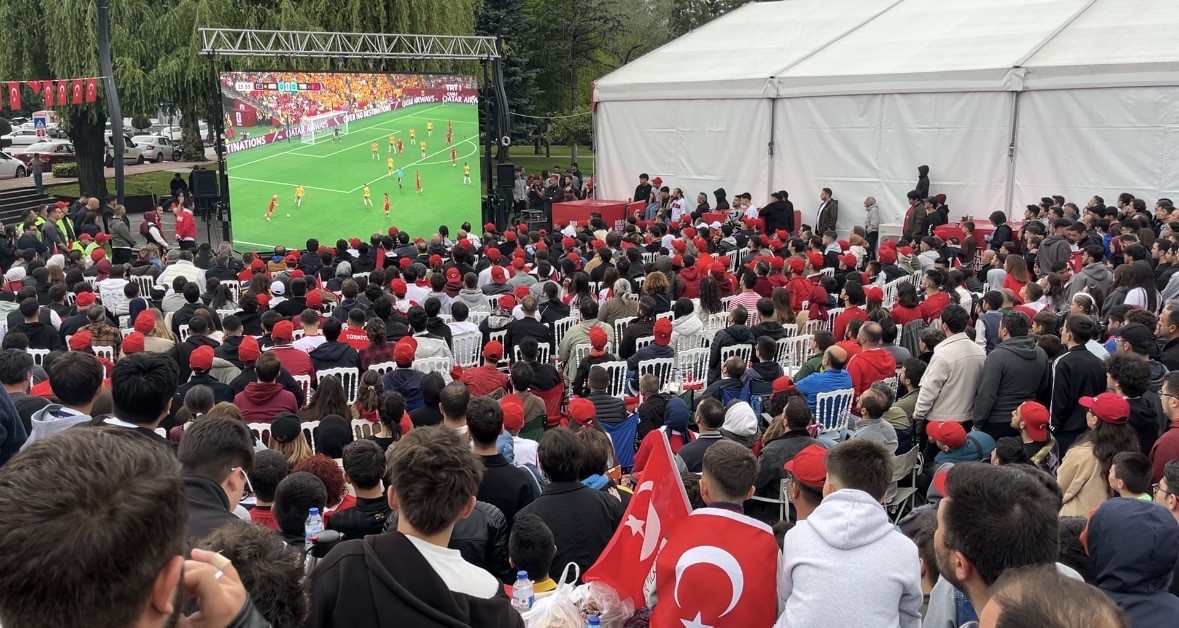 bolu-da-dunya-kupasi-coskusu-sokaga-tasti-anitpark-ta-tarihi-heyecan