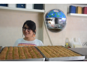 Bayram Tatlıları Tezgahlarda Yerini Aldı