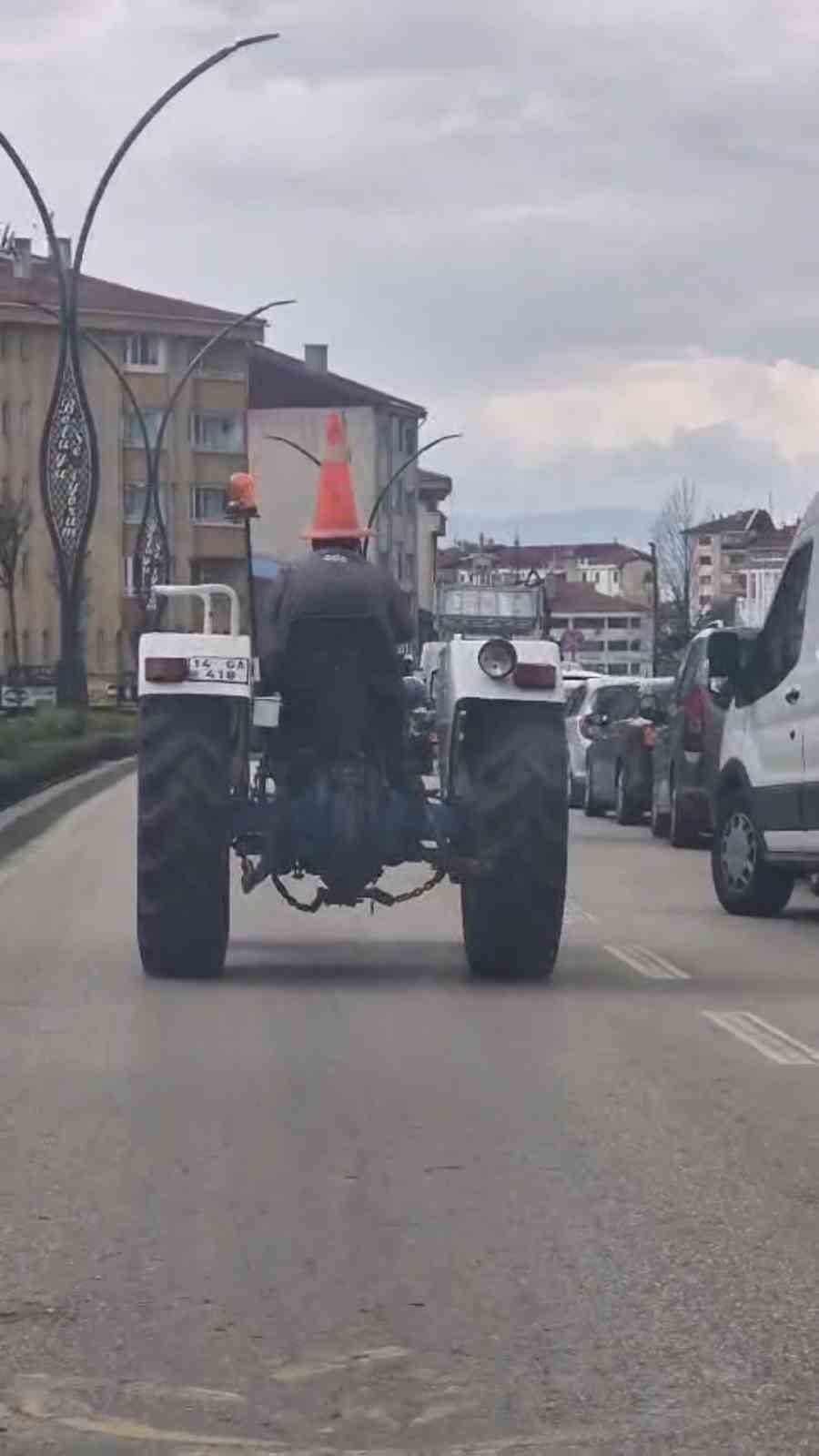 bolu-da-trafikte-ilginc-goruntu-basina-duba-gecirip-traktor-surdu