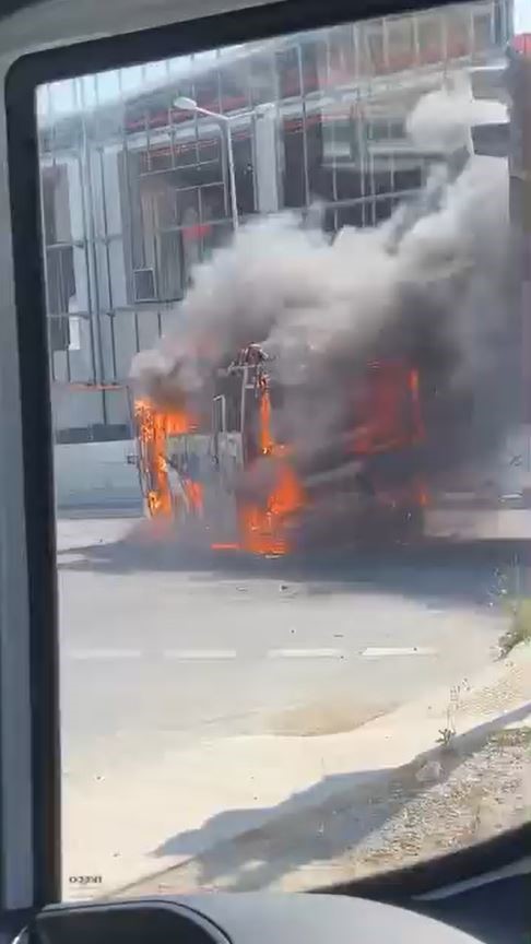 arnavutkoy-de-servis-minibusu-alev-alev-yandi