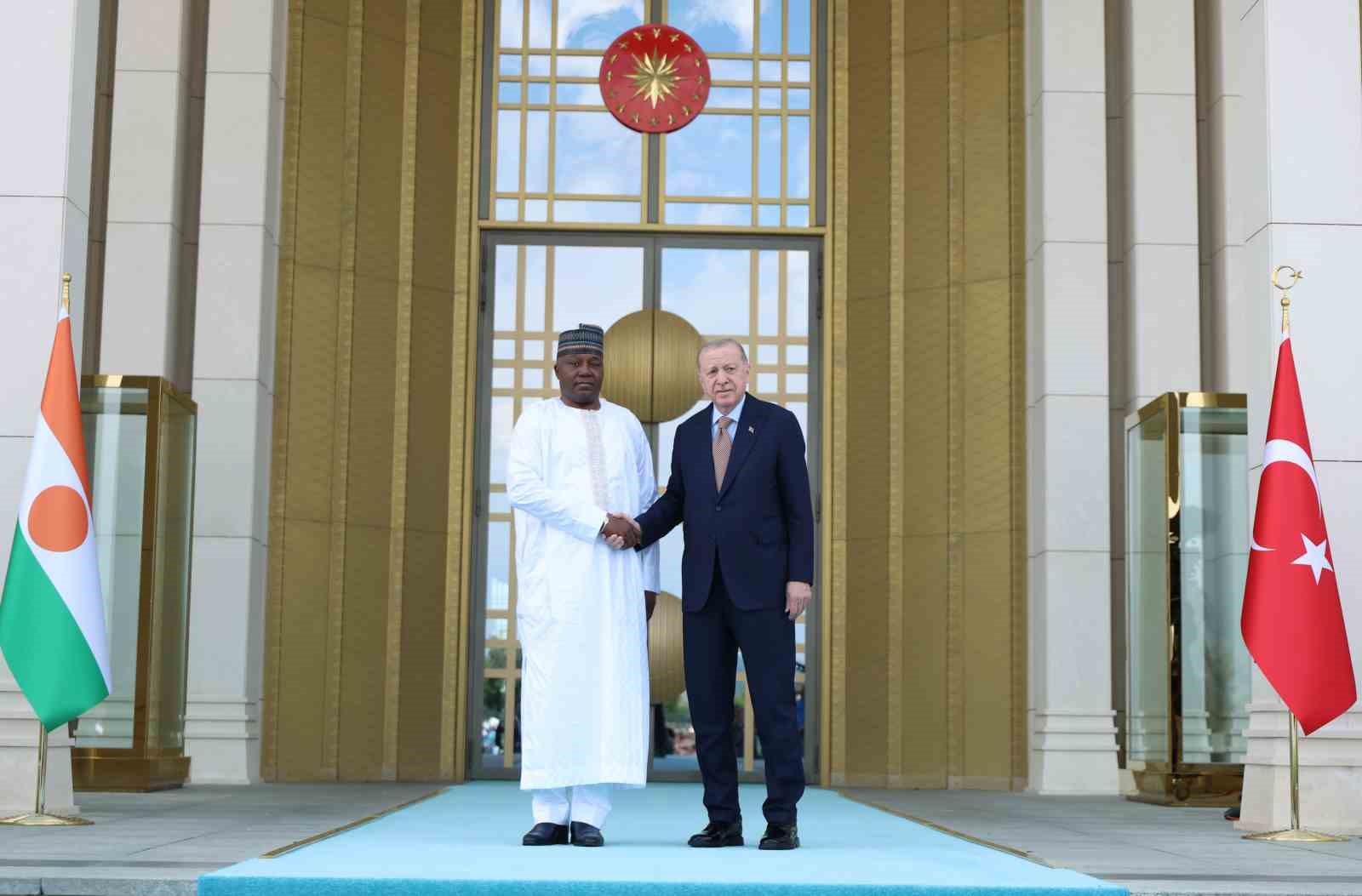 cumhurbaskani-erdogan-nijer-cumhurbaskani-tchiani-yi-torenle-karsiladi