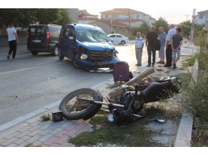 Motosiklet İle Otomobil Çarpıştı: 2 Yaralı