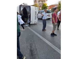 Denizli’de Midibüs İle Otomobil Çarpıştı
