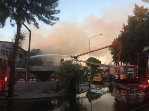 İzmir’de Madeni Yağ Deposunda Çıkan Yangın Güçlükle Kontrol Altına Alındı