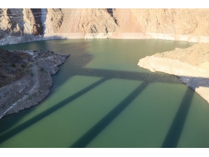 Deriner Barajı Dolulukta Yüzde Yüz Seviyeye Ulaştı, Asırlık Köy Yeniden Sular Altında Kaldı
