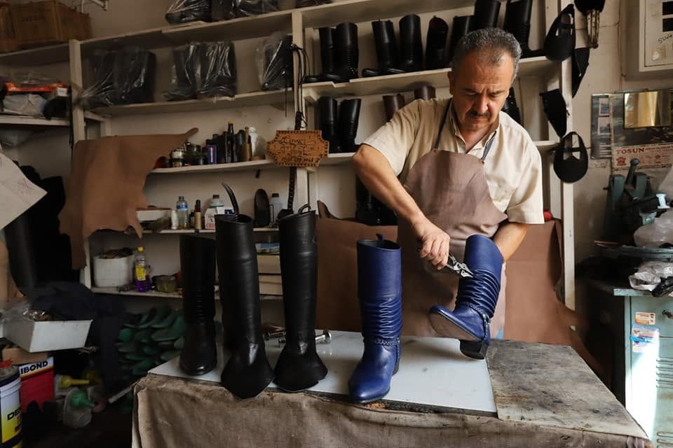 unutulmaya-yuz-tutmus-koruklu-cizme-zanaatini-yasatiyor