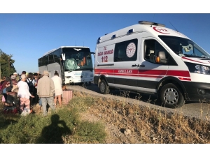 Tur Otobüsü Bariyerlere Çarptı: 5 Yaralı