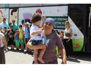 Şehit Öğretmen Anısına Yapılan Gezici Okuldaki Çocuklara Oyuncak Ve Dondurma Sürprizi