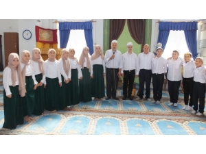 Burhaniye’de Hatim Eden Çocuklara Hediye Yağmuru