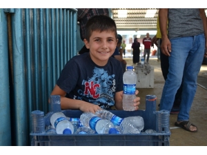 11 Yaşındaki Çocuk Hayvan Pazarında Su Satarak Bayramlıklarına Alacak