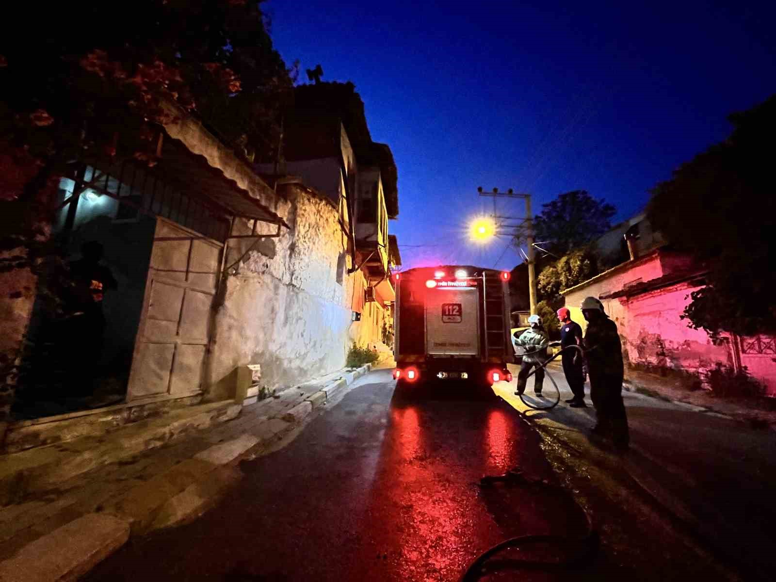 izmir-de-korkutan-yangin-odun-atesinden-sicrayan-kivilcimlar-evi-yakiyordu