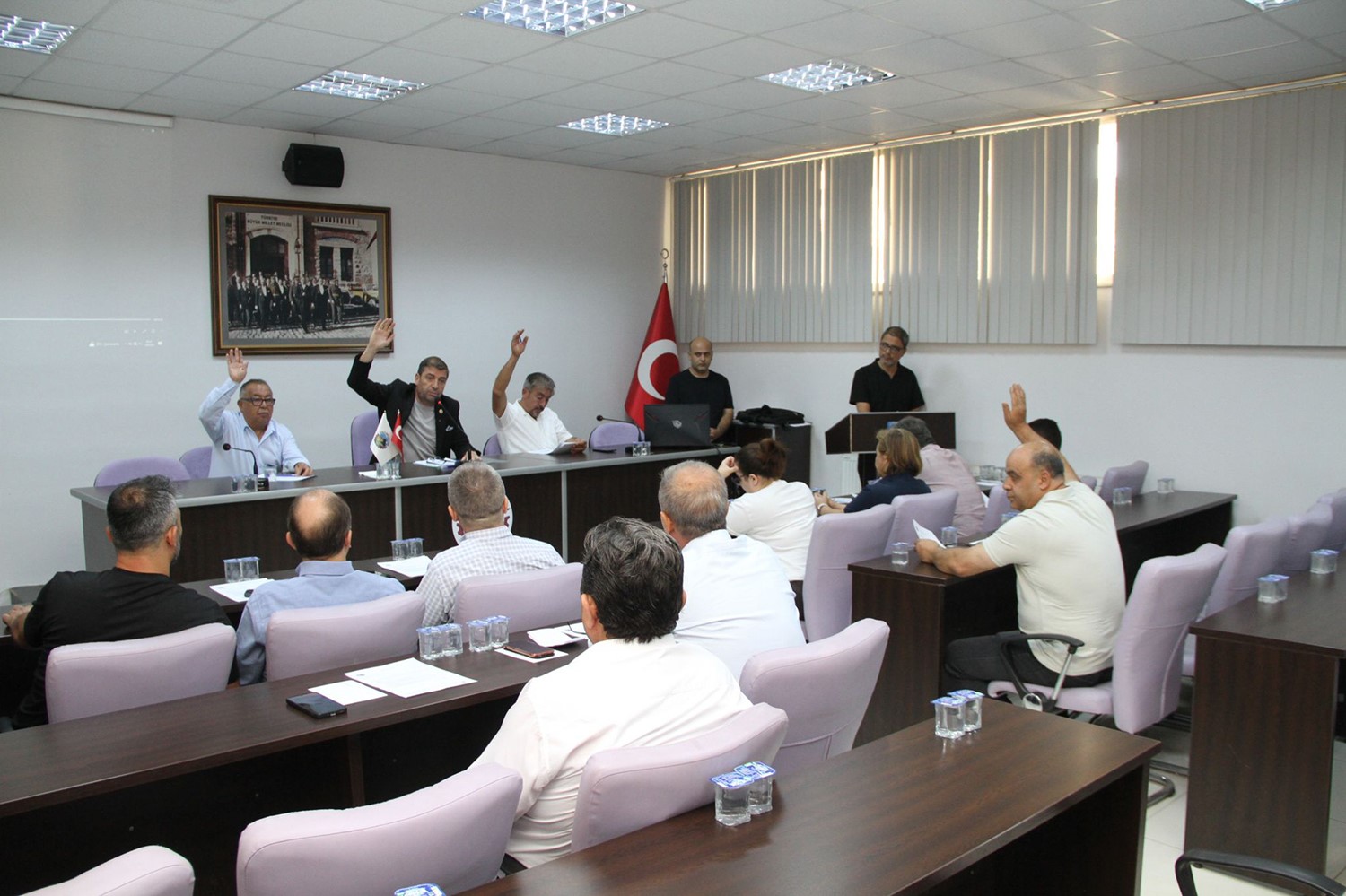 kula-belediye-meclisi-nde-spor-salonu-tartismasi