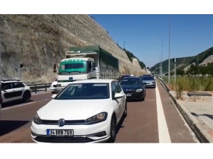 Orhangazi Tünelinde Yanan Otomobil Trafiğin 1 Saat Durmasına Sebep Oldu