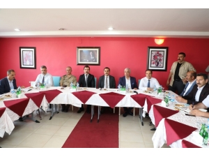 Vali Öksüz, Karakurt’ta Köylülerle Bir Araya Geldi