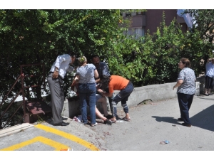 Baba-oğlu Bıçaklayan Zanlıyı Komşuları Yakalayarak Polise Teslim Etti