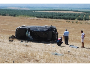 Lastiği Patlayan Araç Tarlaya Yuvarlandı: 4 Yaralı