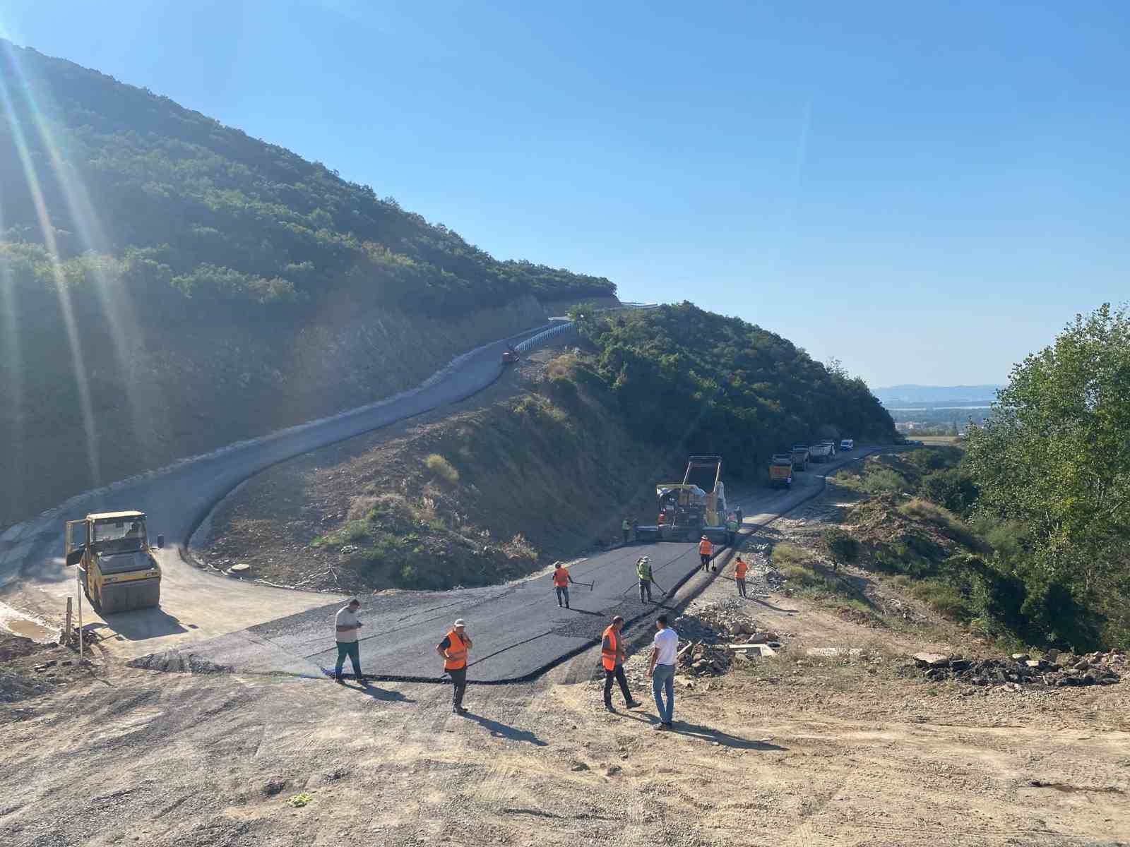 karamursel-derekoy-de-bozulan-yollar-yenileniyor