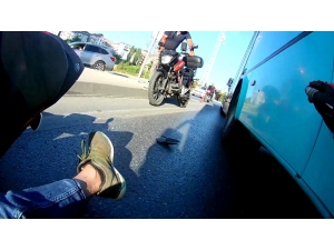 Motosikletli, Otobüsün Altına Girmekten Kıl Payı Kurtuldu