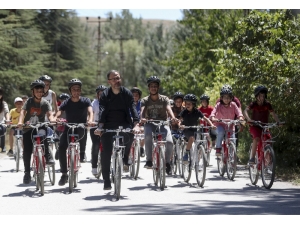 Bakan Kasapoğlu Gençlerle Birlikte Bisiklet Sürdü