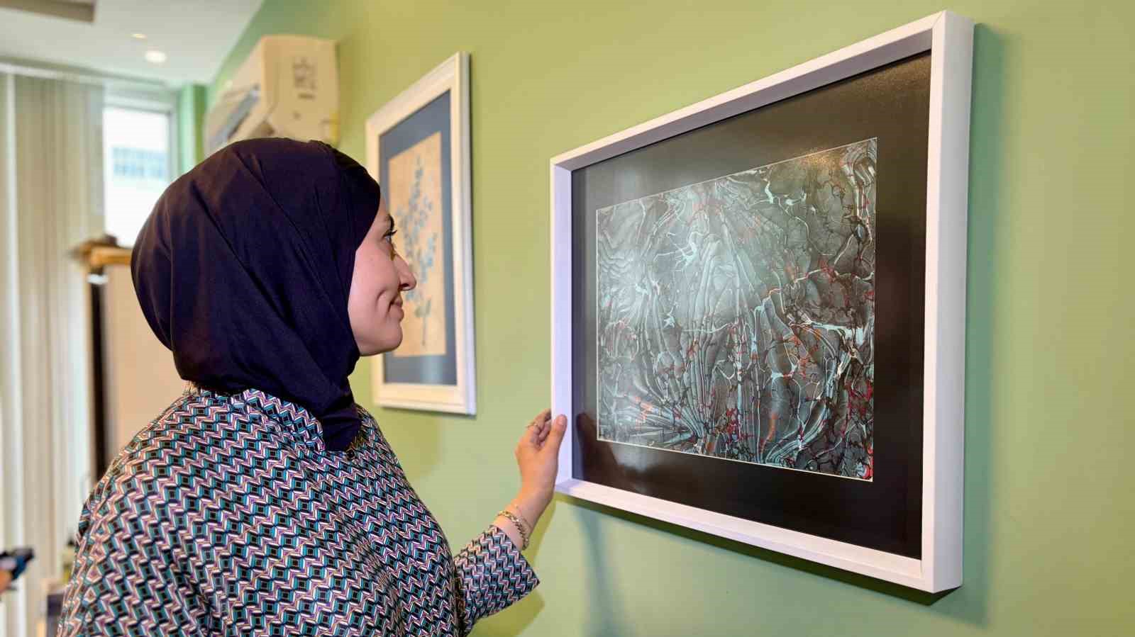 modern-anlayisla-surdurdugu-ebru-sanatini-gelecek-nesillere-aktariyor