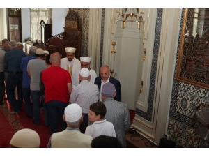 Vali Çakacak, Bayram Namazını Çarşı Camii’nde Kıldı