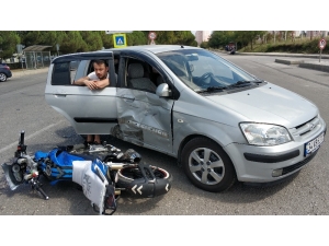 Hastaneden Dönen Motosiklet Hastaneye Giden Otomobille Çarpıştı: 4 Yaralı