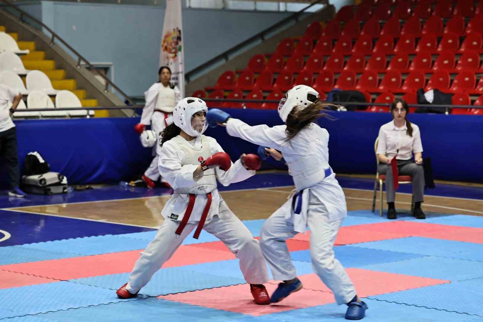 manisa-da-duzenlenen-analig-karate-musabakalari-tamamlandi