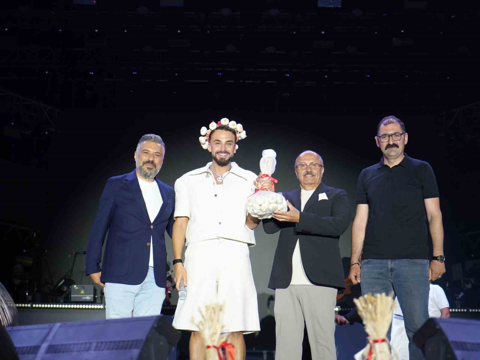 sarimsak-festivalinde-sahne-alan-sefo-binlerce-vatandasa-unutulmaz-bir-gece-yasatti