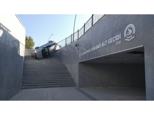 Kontrolden Çıkan Otomobil Alt Geçidin Merdivenlerine Uçtu