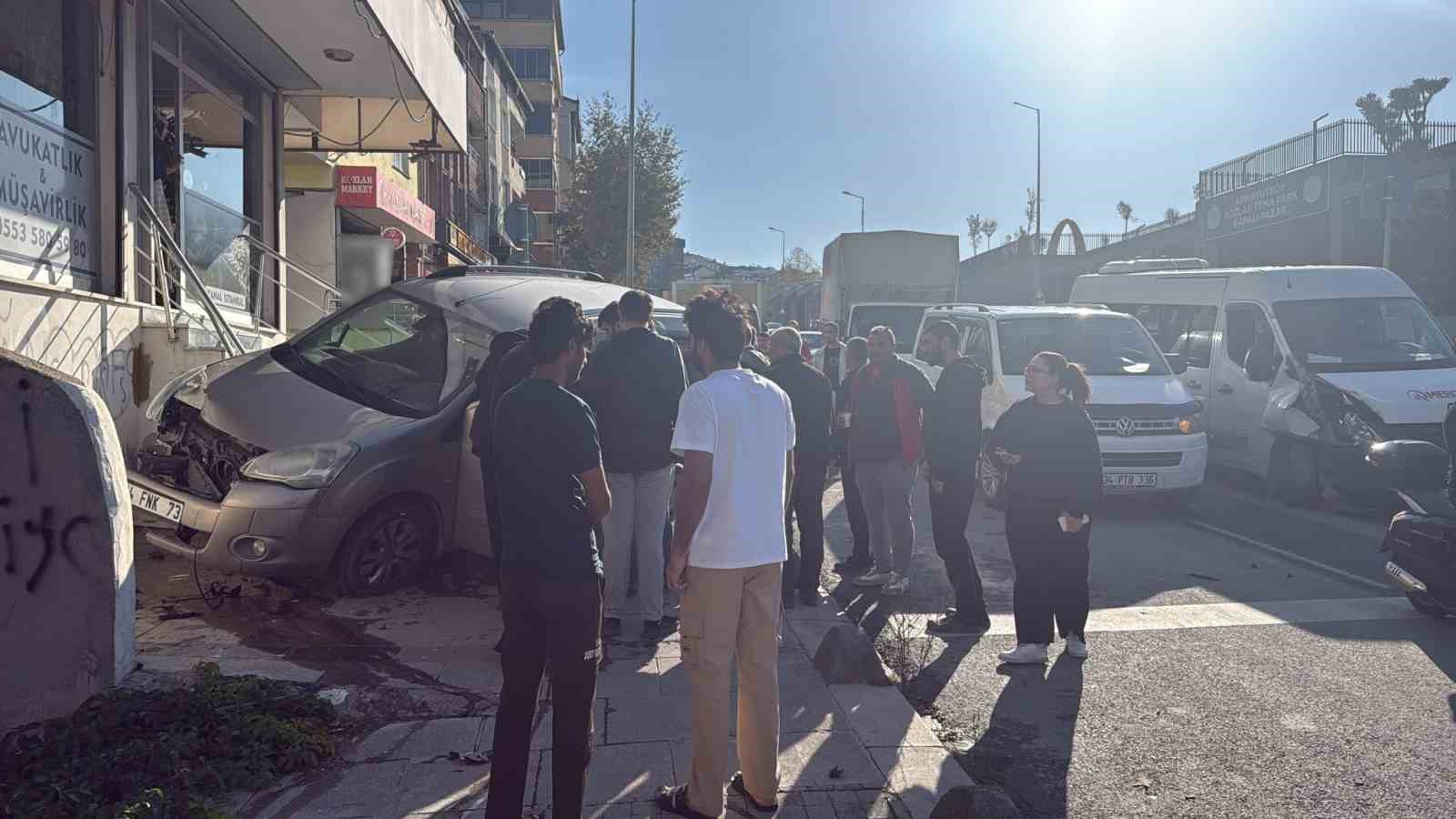 arnavutkoy-de-kaza-ani-kamerada-carpismanin-etkisiyle-kaldirima-uctu
