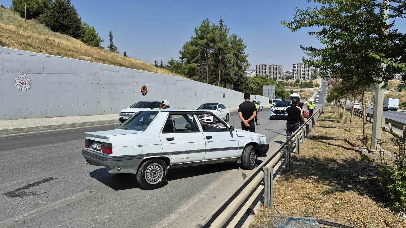 otomobil-bariyerlere-carpti-2-yarali