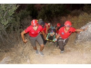 Kayalıklara Düşen Genç Kız 12 Saatte Kurtarıldı