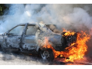 Otomobil Alev Alev Yandı